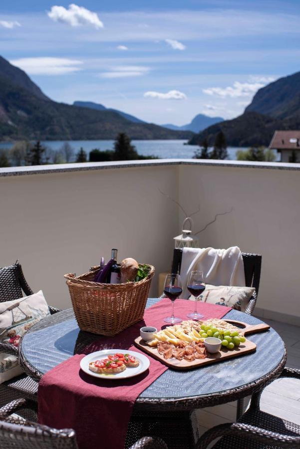 Attico Con Vista Sul Lago E Montagne A Molveno Exterior photo